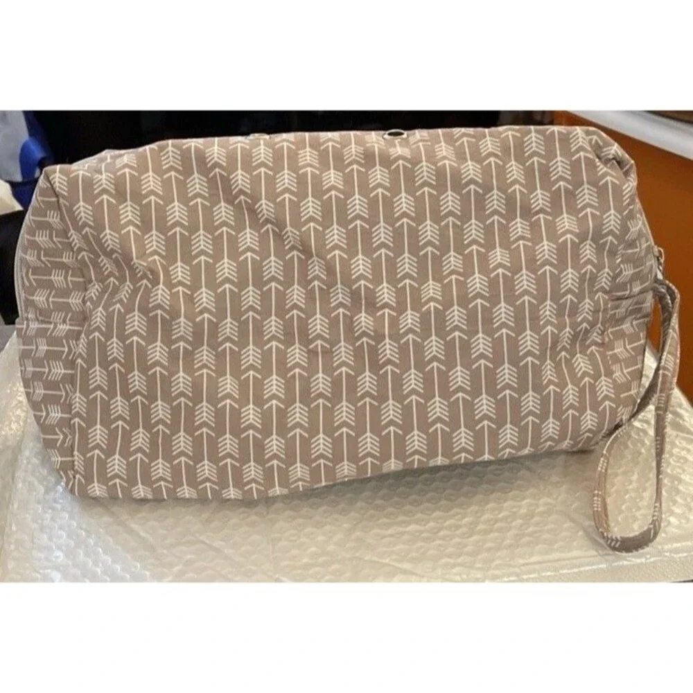Unbranded Brown & White Arrow Print Dopp Make-up Bag 10 in x 9 in